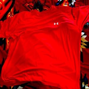 A VINTAGE UNDER ARMOR SHORT SLEEVE T-SHIRT.